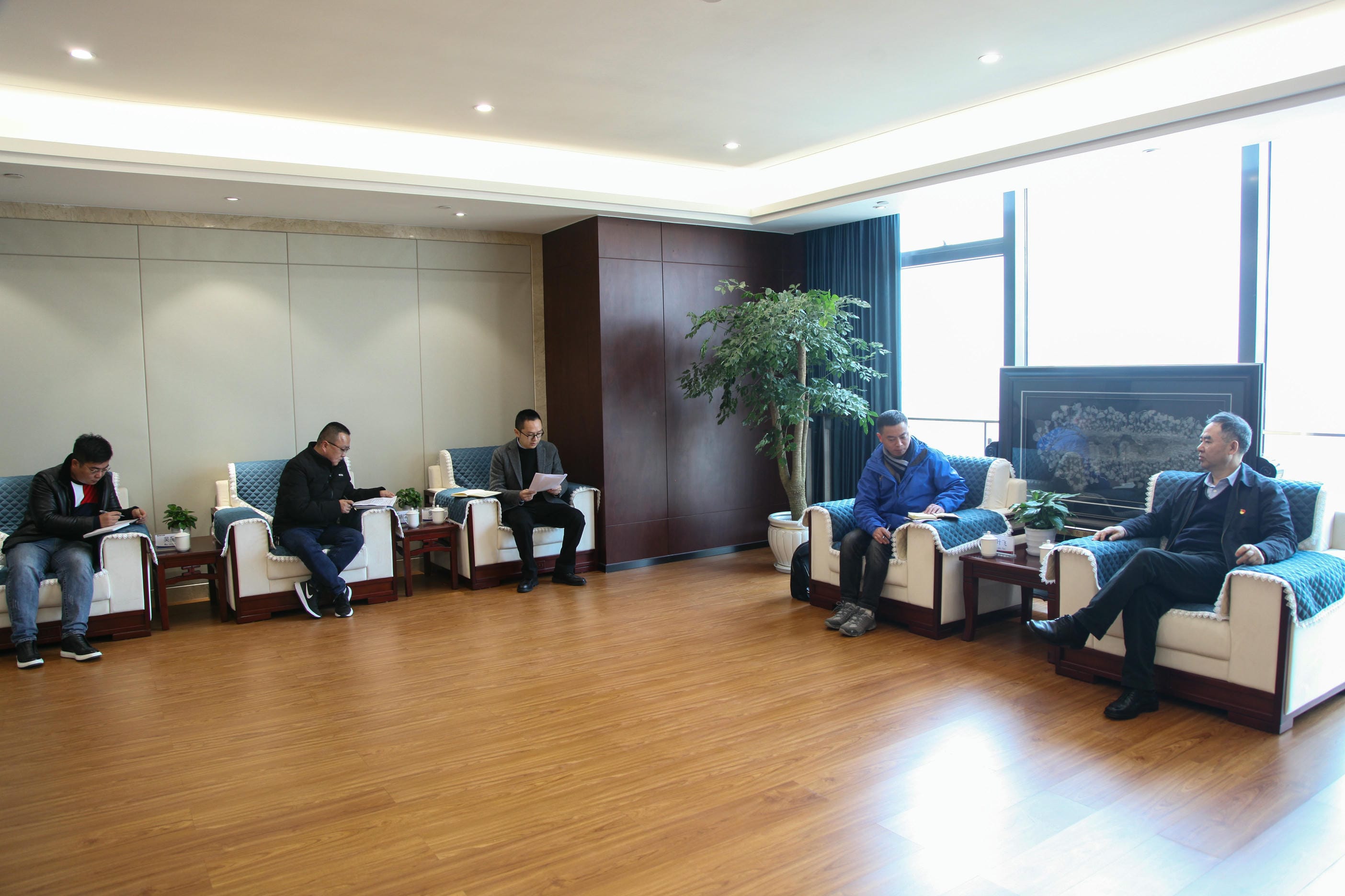 局党委召开脱贫攻坚座谈会_社会责任_金喜最火知名网_尊时凯龙有限责任公司