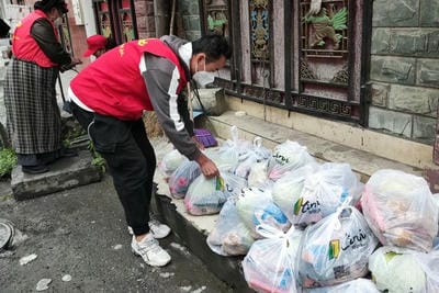 身披“红马甲”奋战在“疫”线 ——地矿集团外派手艺督导职员抗疫纪实_下层动态_金喜最火知名网_尊时凯龙有限责任公司