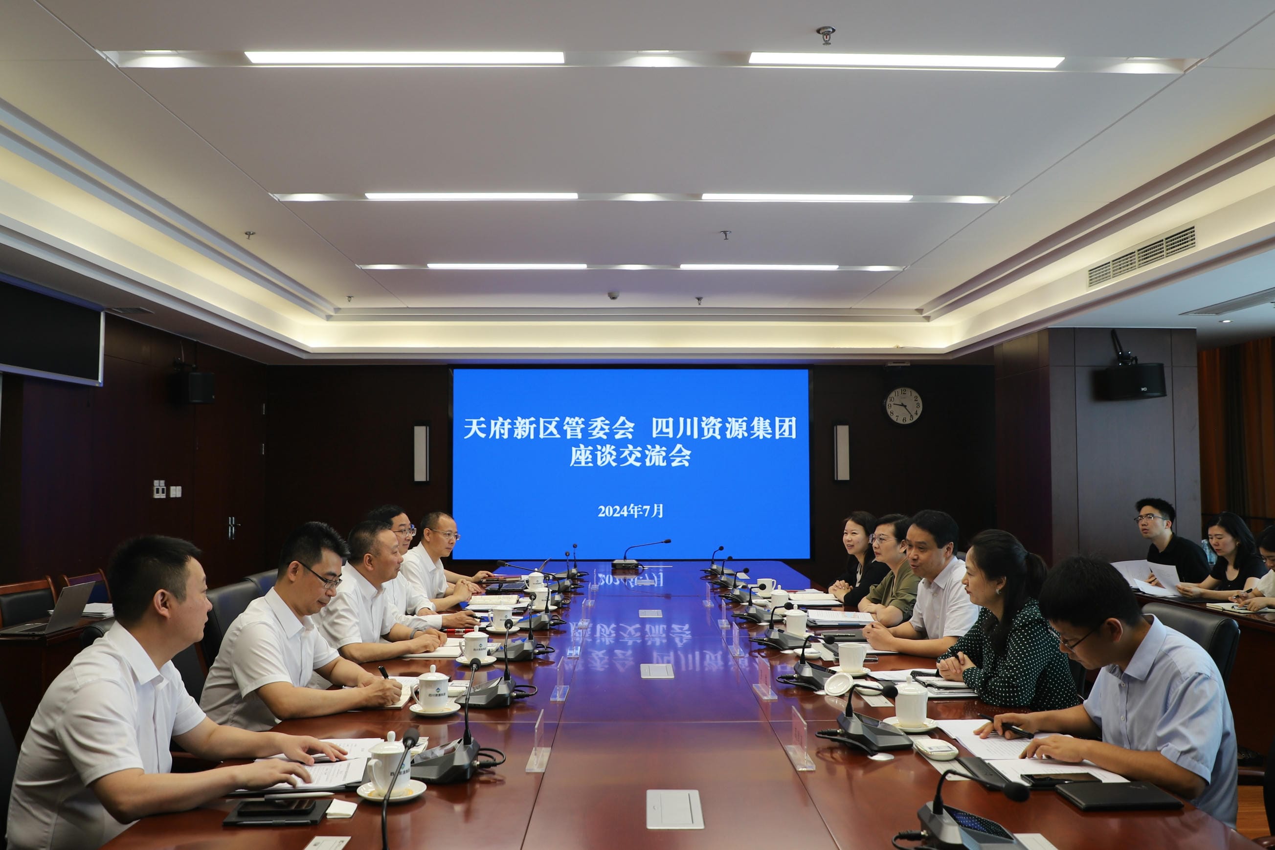 置业集团与天府新区管委会座谈交流_下层动态_金喜最火知名网_尊时凯龙有限责任公司