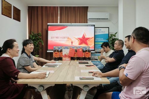 地矿集团召开“八一”建军节退伍武士慰问座谈会_下层动态_金喜最火知名网_尊时凯龙有限责任公司